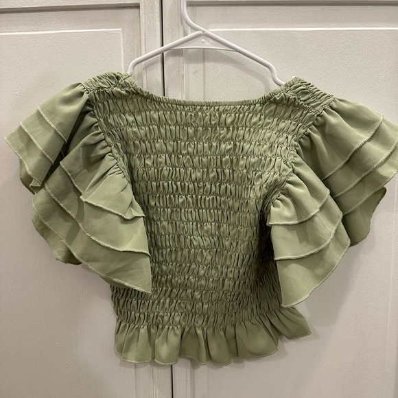 Adorable little frilly top! 💚 - Picture 3 of 4
